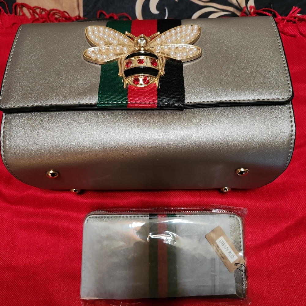 Elegant Gold Crossbody Bag with Pearl Bee Accent - Picture 2 of 3